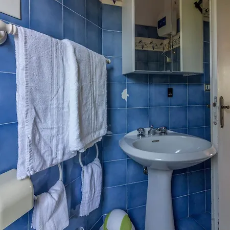 Apartman Comfy Apt W/ Terrace - 250 M Far From The Beach